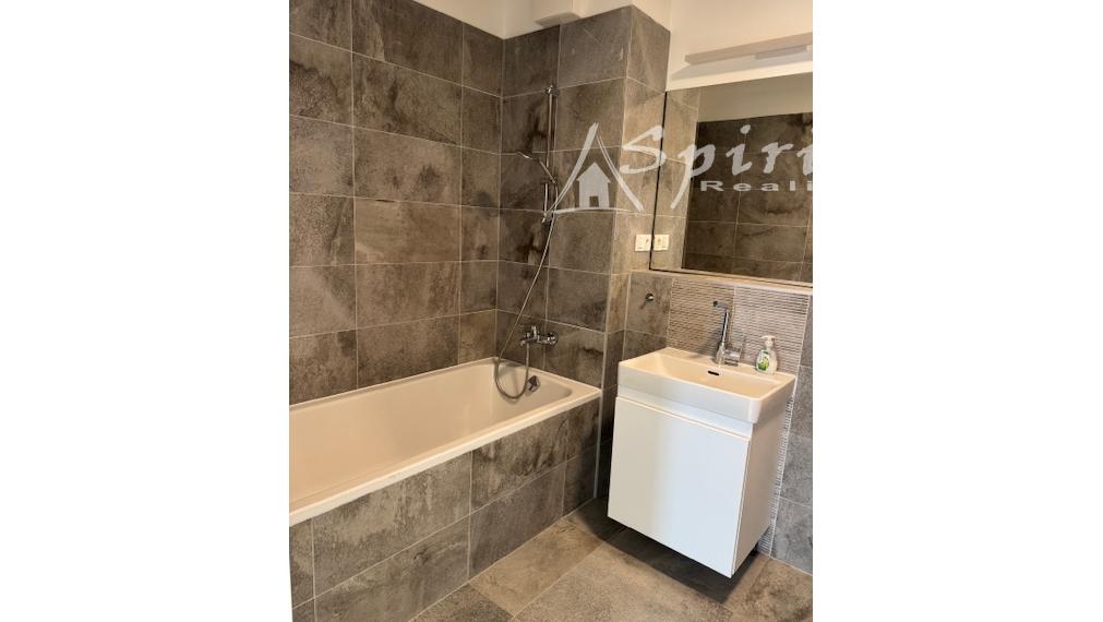 Priestranný 4-izbový byt s veľkou terasou, klimatizáciou a 2 parkovacími miestami – Slnečnice, Petržalka