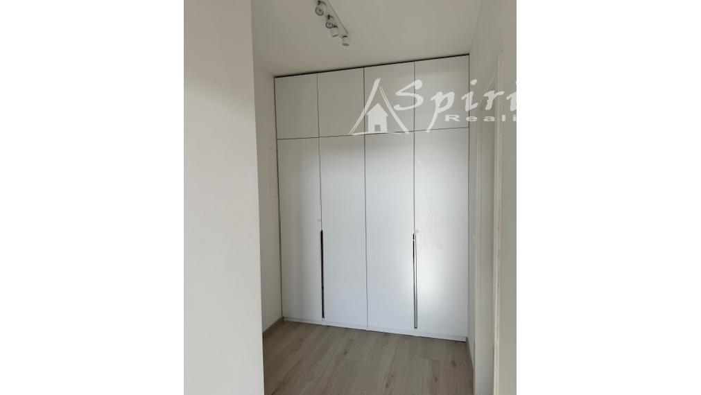 Priestranný 4-izbový byt s veľkou terasou, klimatizáciou a 2 parkovacími miestami – Slnečnice, Petržalka