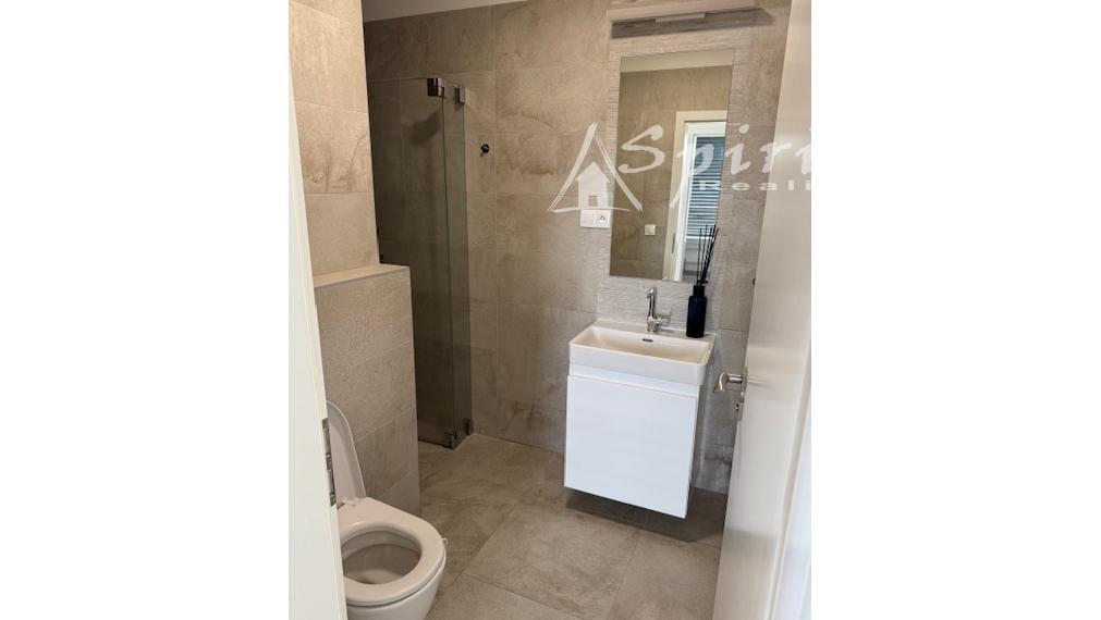 Priestranný 4-izbový byt s veľkou terasou, klimatizáciou a 2 parkovacími miestami – Slnečnice, Petržalka