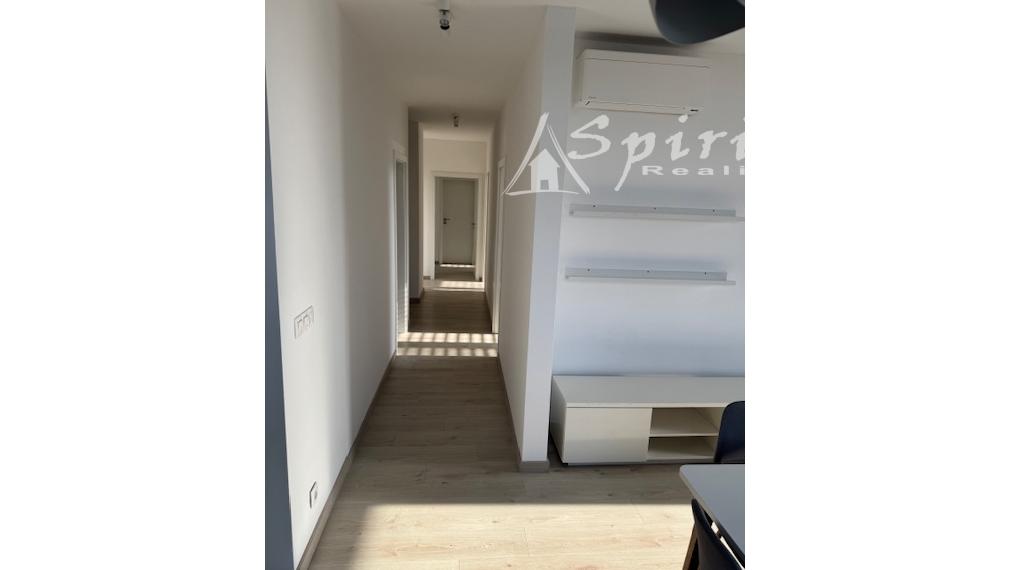 Priestranný 4-izbový byt s veľkou terasou, klimatizáciou a 2 parkovacími miestami – Slnečnice, Petržalka