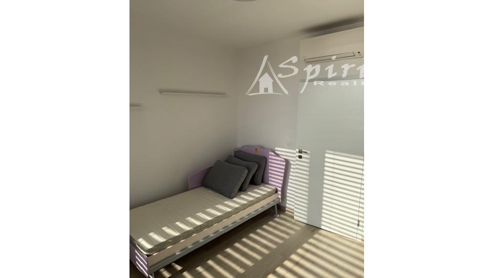 Priestranný 4-izbový byt s veľkou terasou, klimatizáciou a 2 parkovacími miestami – Slnečnice, Petržalka