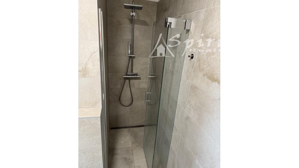 Priestranný 4-izbový byt s veľkou terasou, klimatizáciou a 2 parkovacími miestami – Slnečnice, Petržalka