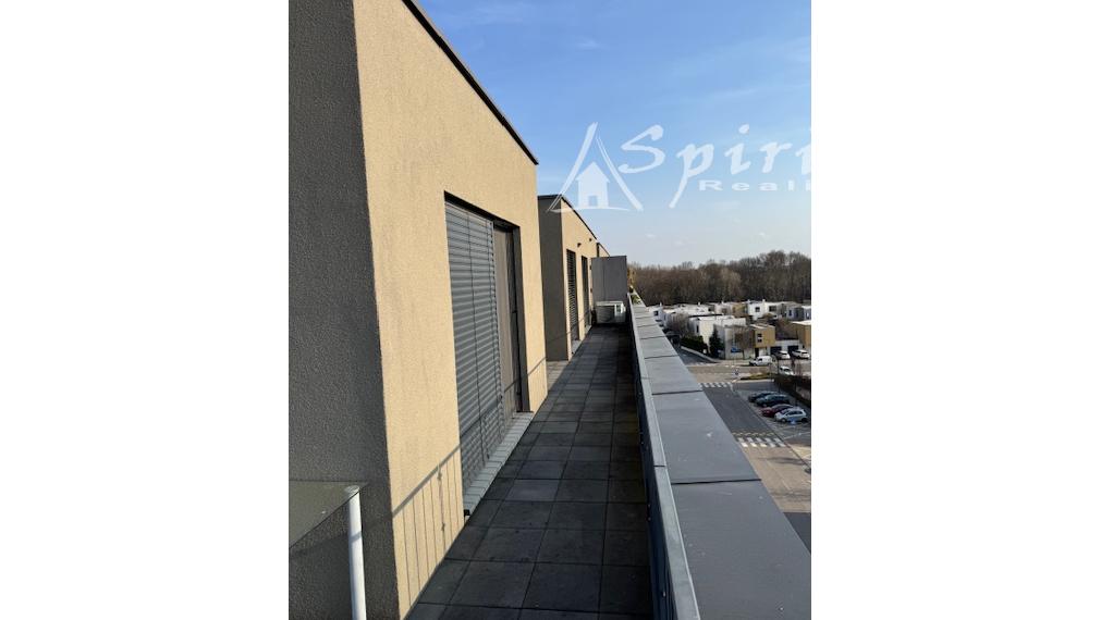 Priestranný 4-izbový byt s veľkou terasou, klimatizáciou a 2 parkovacími miestami – Slnečnice, Petržalka