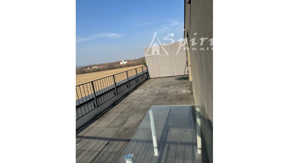 Priestranný 4-izbový byt s veľkou terasou, klimatizáciou a 2 parkovacími miestami – Slnečnice, Petržalka