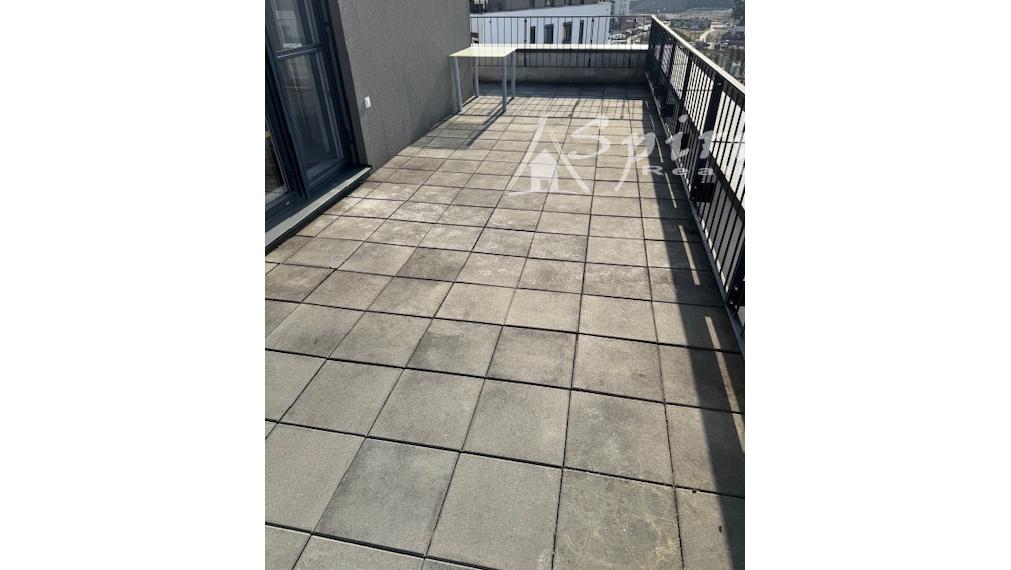 Priestranný 4-izbový byt s veľkou terasou, klimatizáciou a 2 parkovacími miestami – Slnečnice, Petržalka