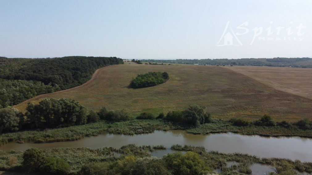 NA PREDAJ INVESTIČNÝ POZEMOK - orná pôda - schválený územný plán