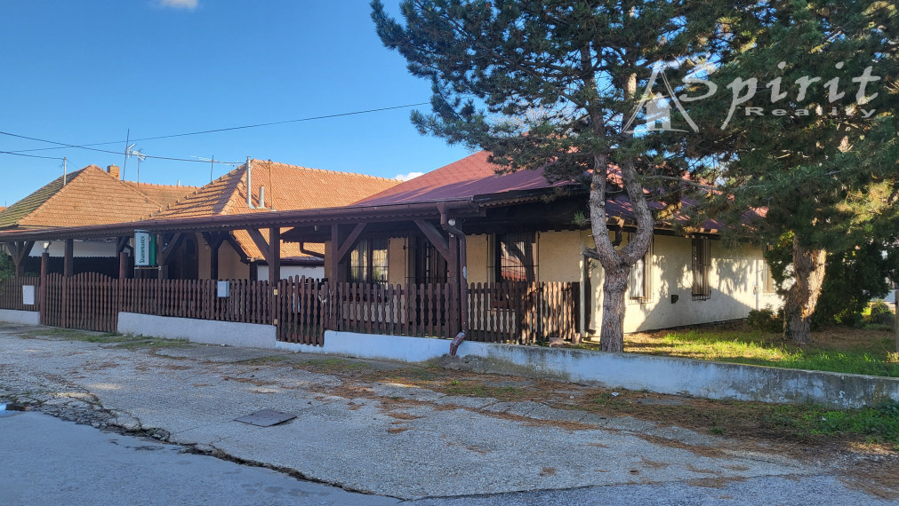 Ponúkame na PREDAJ rodinný dom v centre obce Veľké Úľany