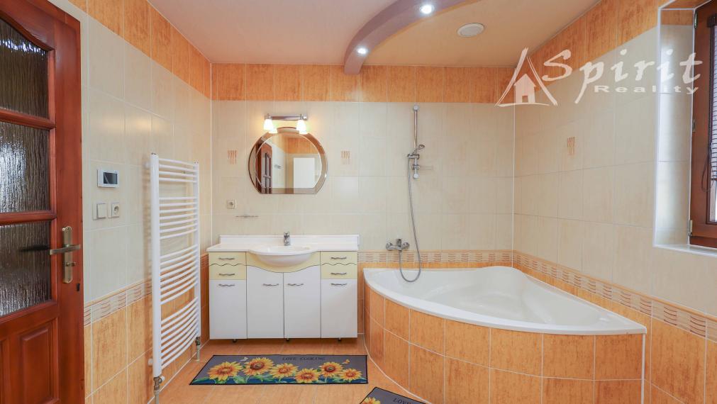 Výnimočná ponuka - 7izb. priestranný RD s 2gáražou na 36á pozemku