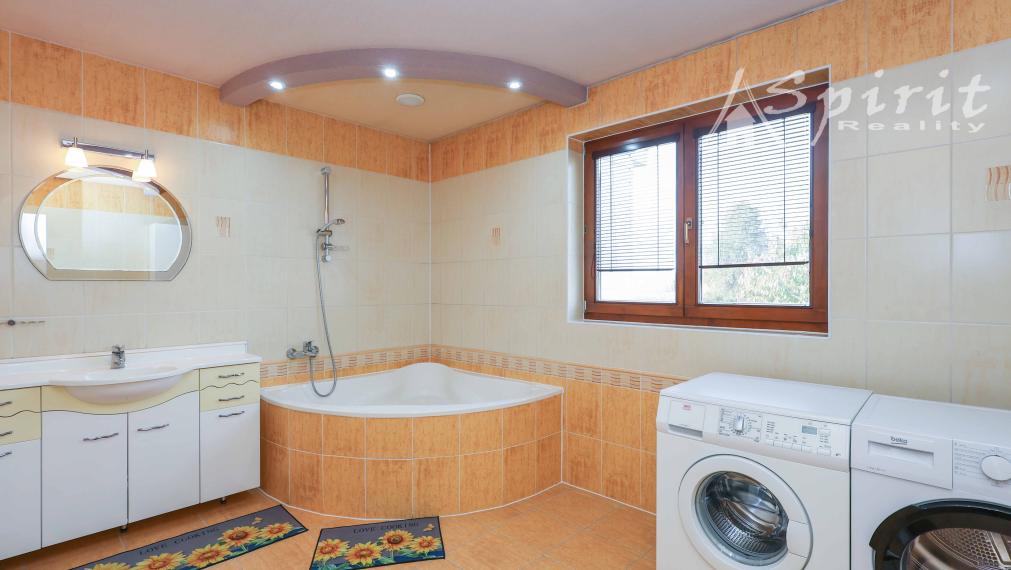 Výnimočná ponuka - 7izb. priestranný RD s 2gáražou na 36á pozemku