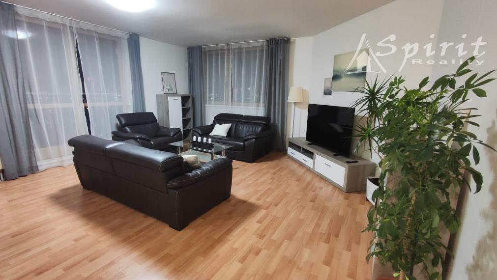 PRIESTRANNÝ byt s úžasnou terasou, výhľadom a parkovaním v GLÓRII (90 m² + 23 m² terasa)
