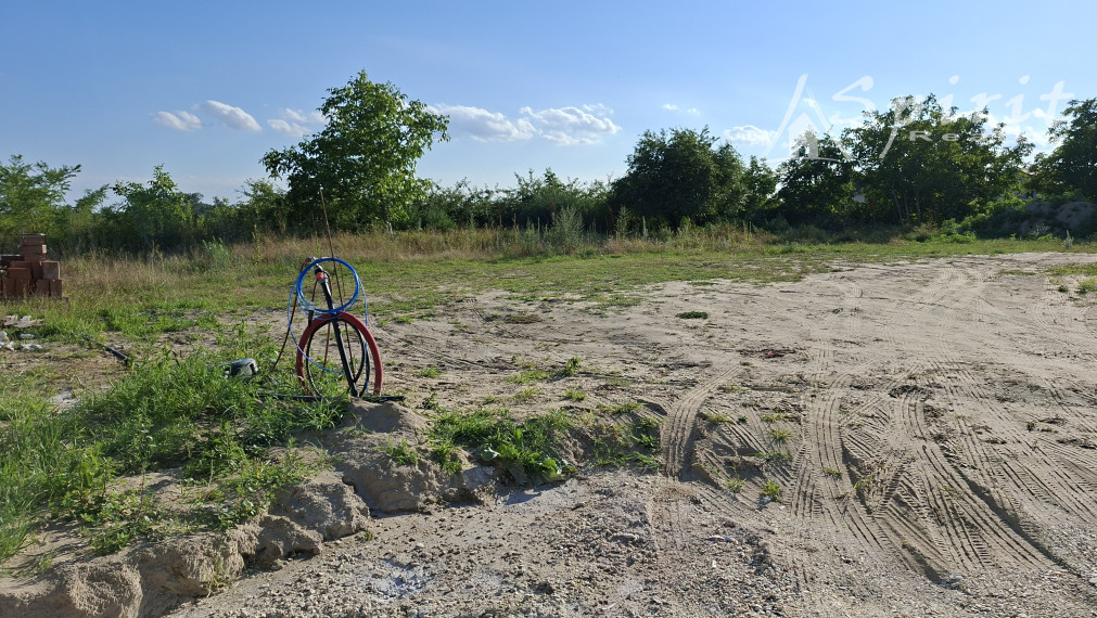 Stavebný pozemok 666 m² na Dlhej (Leninovej) ulici, Veľké Úľany – tichá lokalita na konci obce