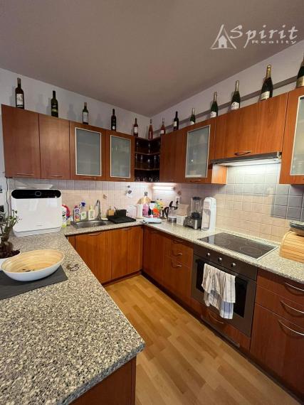 Priestranný a zariadený 2-izbový byt s balkónom na prenájom – Bratislava - Pod. Biskupice