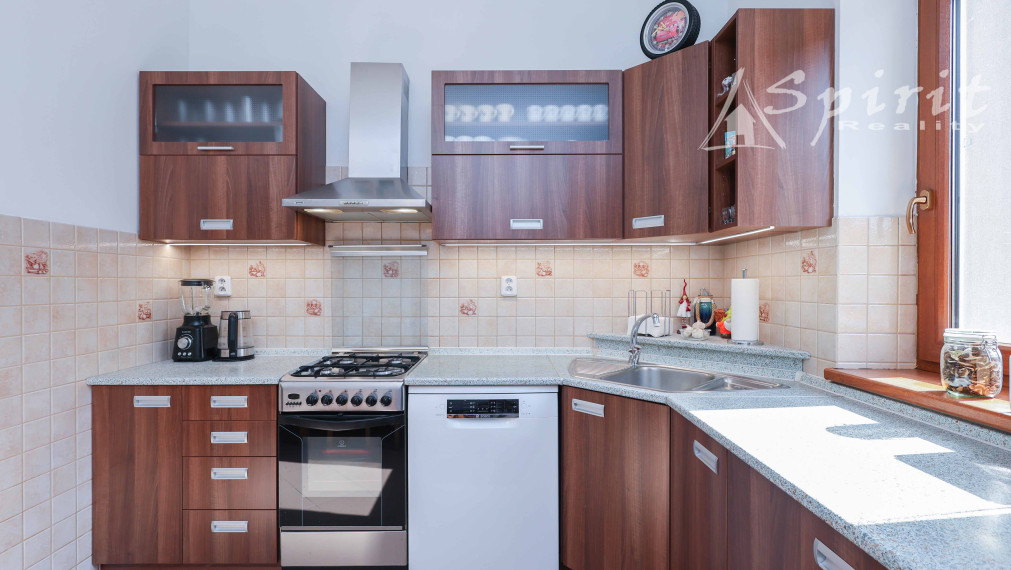 REZERVOVANY - Exkluzívne v ponuke: Zrekonštruovaný 3-izbový byt s nadčasovým dizajnom priamo v srdci Starého Mesta