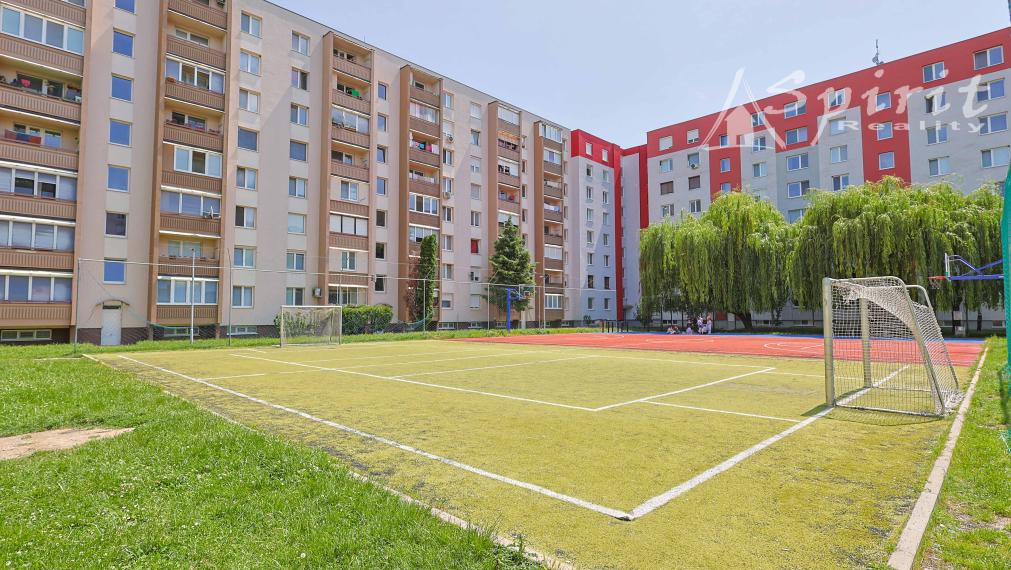 REZERVOVANÝ - Priestranný 3-izbový byt s lodžiou v obľúbenej lokalite – Galanta, Mierová ulica