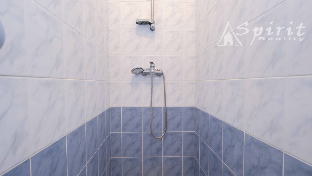 REZERVOVANÝ - Krásny dvojgeneračný dom s upravenou záhradou – ideálne miesto pre rodinu v Jelke