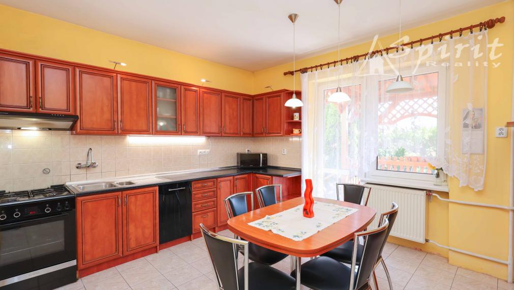 REZERVOVANÝ - Krásny dvojgeneračný dom s upravenou záhradou – ideálne miesto pre rodinu v Jelke