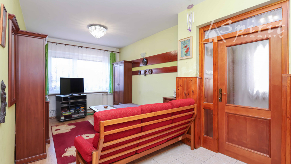 REZERVOVANÝ - Krásny dvojgeneračný dom s upravenou záhradou – ideálne miesto pre rodinu v Jelke