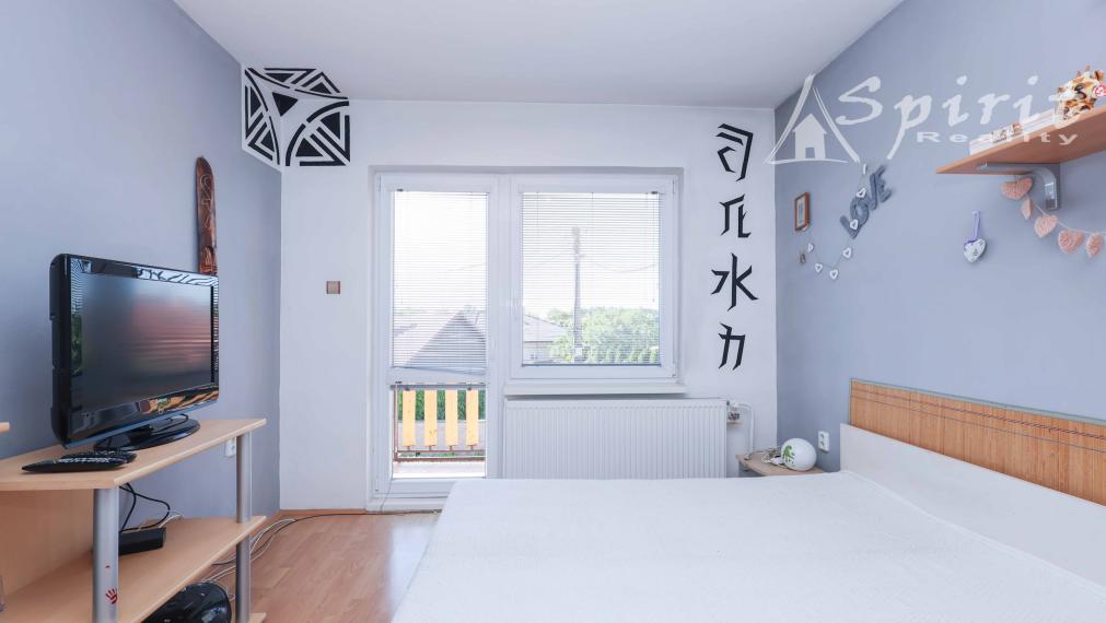 REZERVOVANÝ - Krásny dvojgeneračný dom s upravenou záhradou – ideálne miesto pre rodinu v Jelke