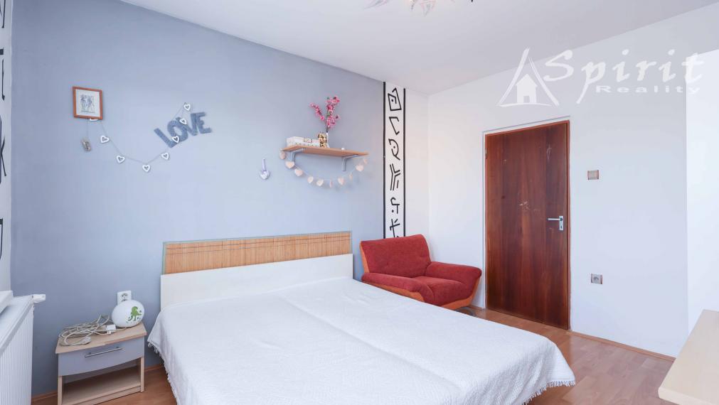 REZERVOVANÝ - Krásny dvojgeneračný dom s upravenou záhradou – ideálne miesto pre rodinu v Jelke