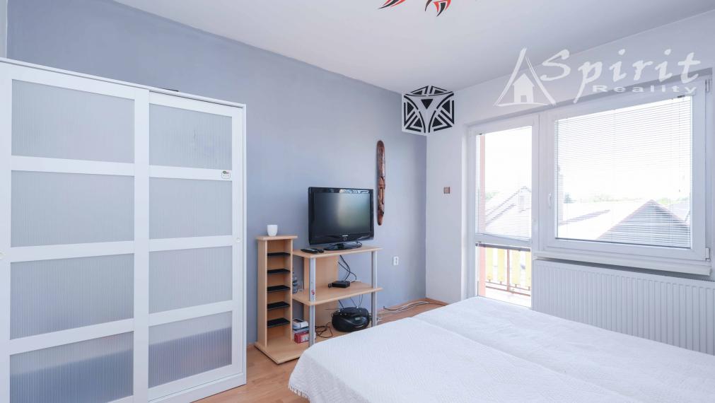 REZERVOVANÝ - Krásny dvojgeneračný dom s upravenou záhradou – ideálne miesto pre rodinu v Jelke