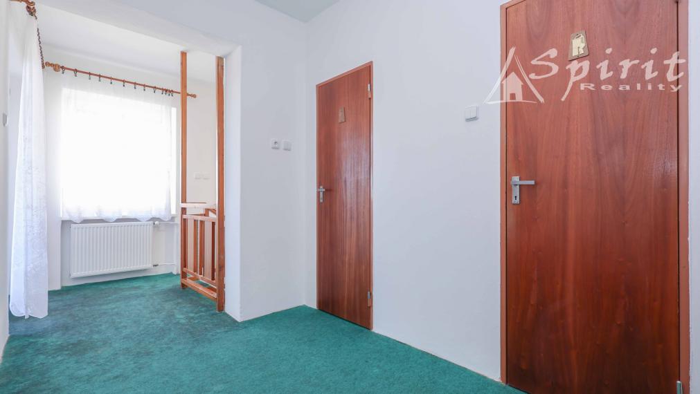 REZERVOVANÝ - Krásny dvojgeneračný dom s upravenou záhradou – ideálne miesto pre rodinu v Jelke