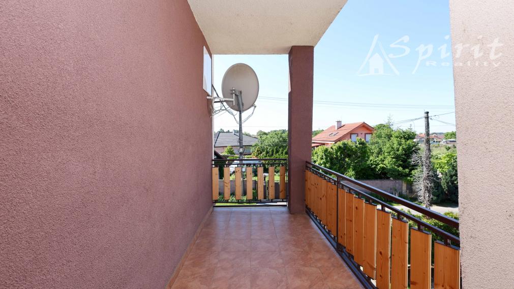 REZERVOVANÝ - Krásny dvojgeneračný dom s upravenou záhradou – ideálne miesto pre rodinu v Jelke