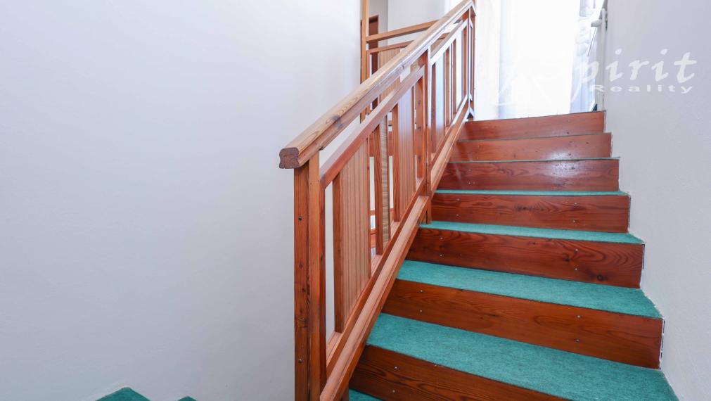 REZERVOVANÝ - Krásny dvojgeneračný dom s upravenou záhradou – ideálne miesto pre rodinu v Jelke