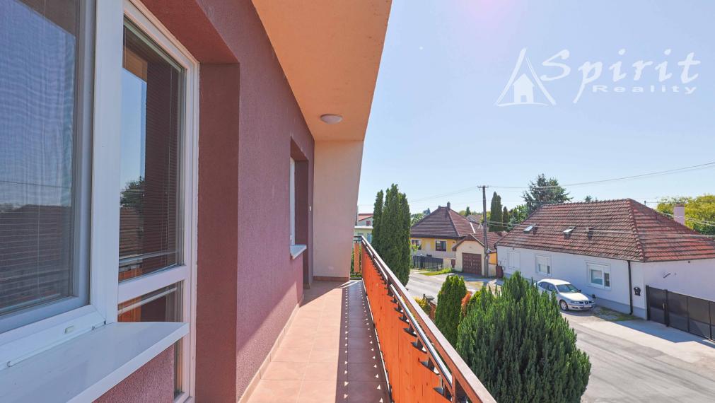 REZERVOVANÝ - Krásny dvojgeneračný dom s upravenou záhradou – ideálne miesto pre rodinu v Jelke