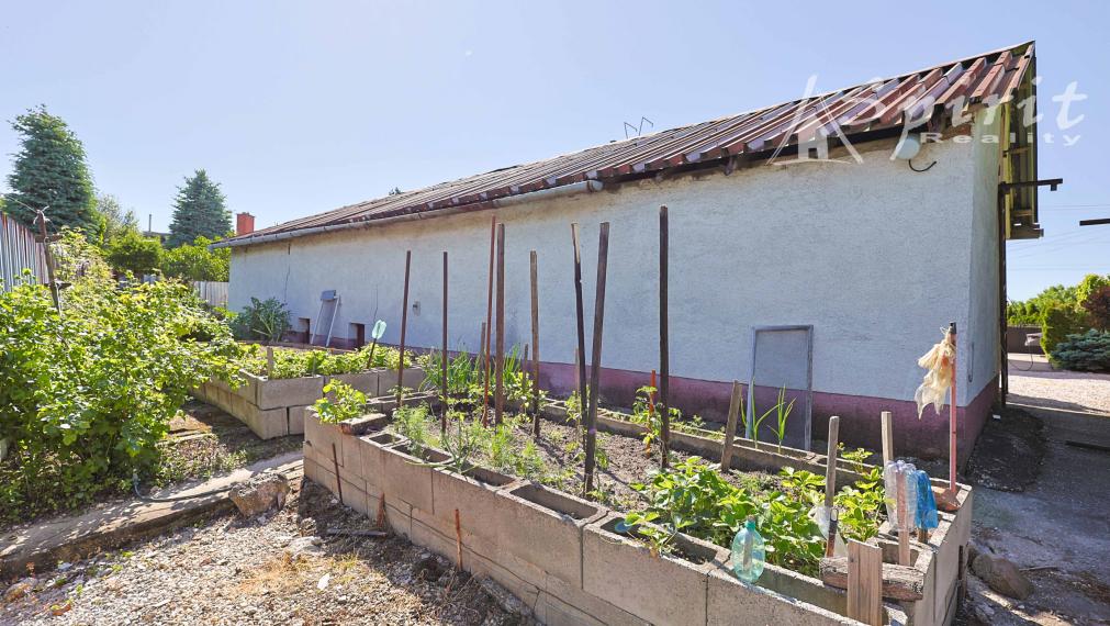 REZERVOVANÝ - Krásny dvojgeneračný dom s upravenou záhradou – ideálne miesto pre rodinu v Jelke