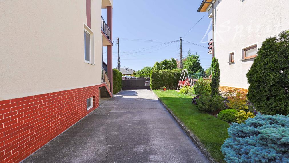 REZERVOVANÝ - Krásny dvojgeneračný dom s upravenou záhradou – ideálne miesto pre rodinu v Jelke