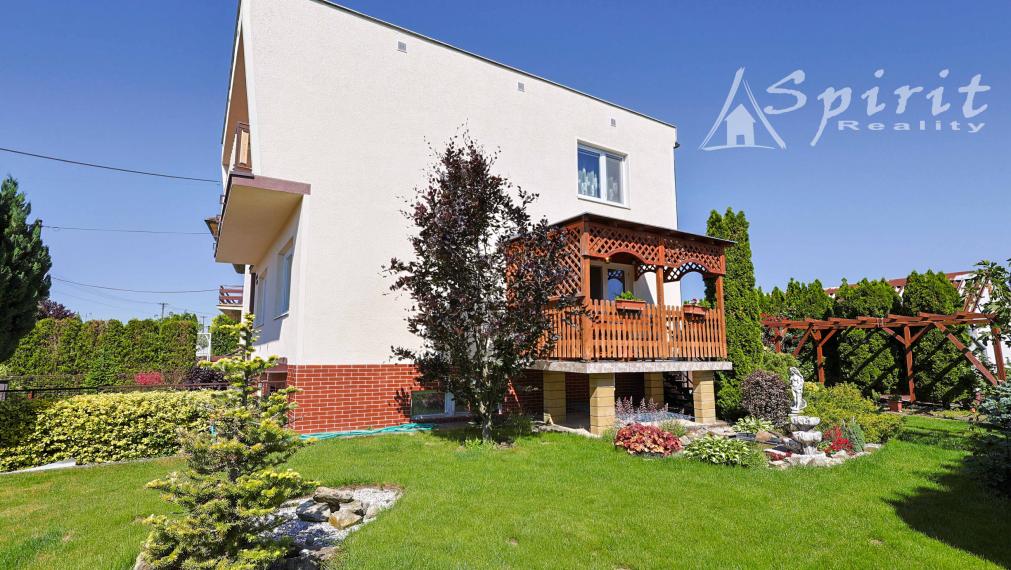 REZERVOVANÝ - Krásny dvojgeneračný dom s upravenou záhradou – ideálne miesto pre rodinu v Jelke