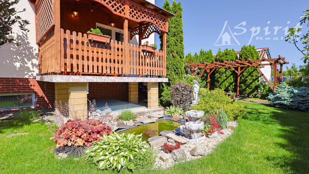 REZERVOVANÝ - Krásny dvojgeneračný dom s upravenou záhradou – ideálne miesto pre rodinu v Jelke