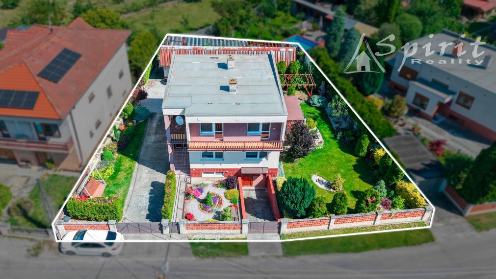 REZERVOVANÝ - Krásny dvojgeneračný dom s upravenou záhradou – ideálne miesto pre rodinu v Jelke