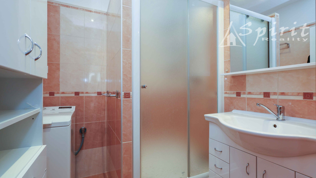 REZERVOVANÝ - Na predaj: priestranný 3-izbový byt s výhľadom do parku – Jégého ulica, Ružinov, BA, s garážovým státim