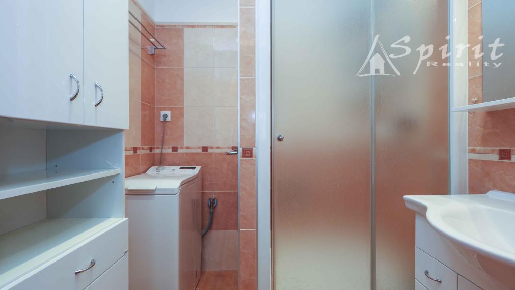 REZERVOVANÝ - Na predaj: priestranný 3-izbový byt s výhľadom do parku – Jégého ulica, Ružinov, BA, s garážovým státim