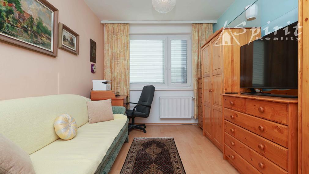 REZERVOVANÝ - Na predaj: priestranný 3-izbový byt s výhľadom do parku – Jégého ulica, Ružinov, BA, s garážovým státim