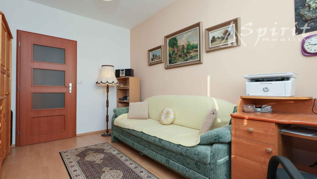 REZERVOVANÝ - Na predaj: priestranný 3-izbový byt s výhľadom do parku – Jégého ulica, Ružinov, BA, s garážovým státim