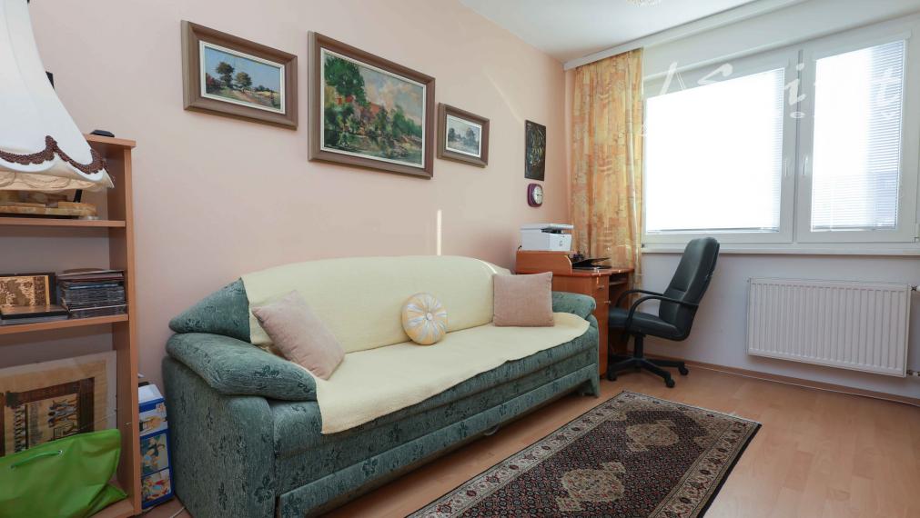 REZERVOVANÝ - Na predaj: priestranný 3-izbový byt s výhľadom do parku – Jégého ulica, Ružinov, BA, s garážovým státim