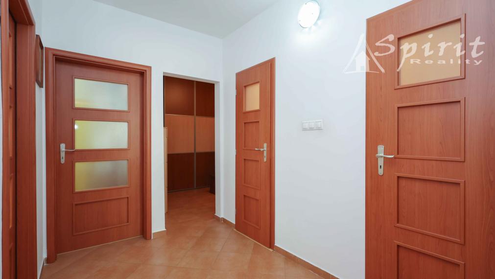 REZERVOVANÝ - Na predaj: priestranný 3-izbový byt s výhľadom do parku – Jégého ulica, Ružinov, BA, s garážovým státim