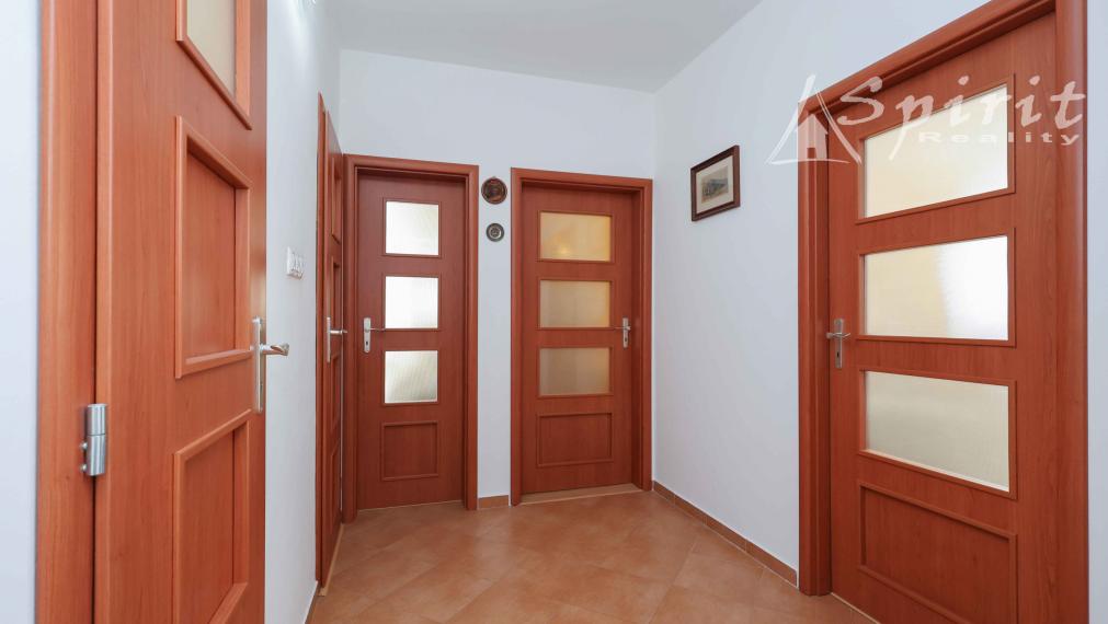 REZERVOVANÝ - Na predaj: priestranný 3-izbový byt s výhľadom do parku – Jégého ulica, Ružinov, BA, s garážovým státim