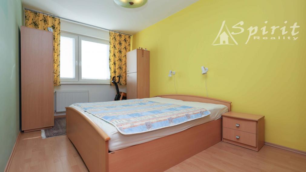 REZERVOVANÝ - Na predaj: priestranný 3-izbový byt s výhľadom do parku – Jégého ulica, Ružinov, BA, s garážovým státim