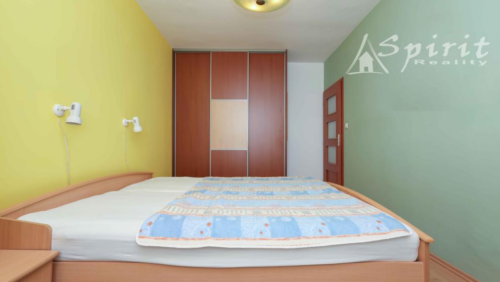 REZERVOVANÝ - Na predaj: priestranný 3-izbový byt s výhľadom do parku – Jégého ulica, Ružinov, BA, s garážovým státim