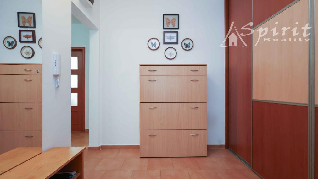 REZERVOVANÝ - Na predaj: priestranný 3-izbový byt s výhľadom do parku – Jégého ulica, Ružinov, BA, s garážovým státim