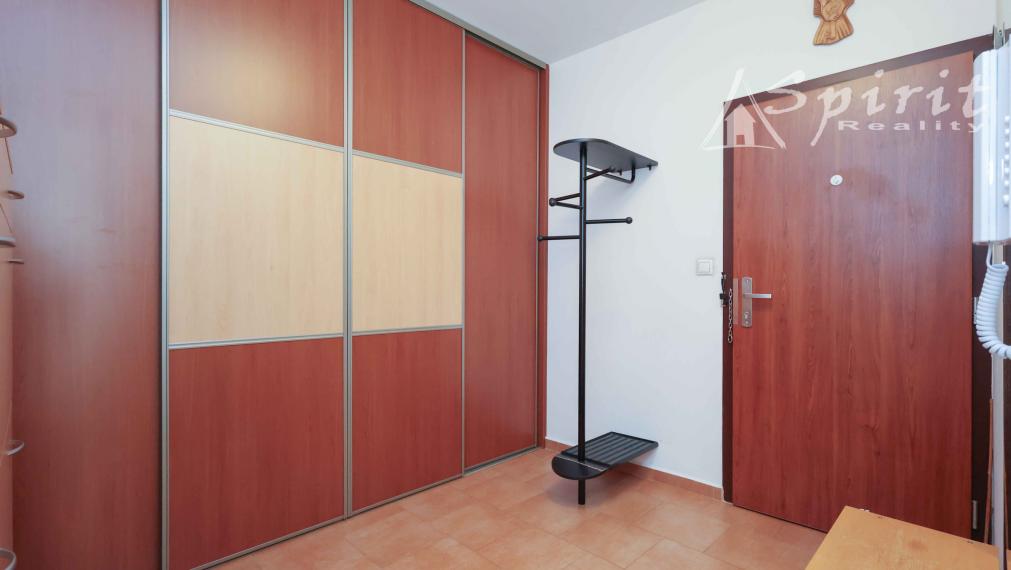 REZERVOVANÝ - Na predaj: priestranný 3-izbový byt s výhľadom do parku – Jégého ulica, Ružinov, BA, s garážovým státim