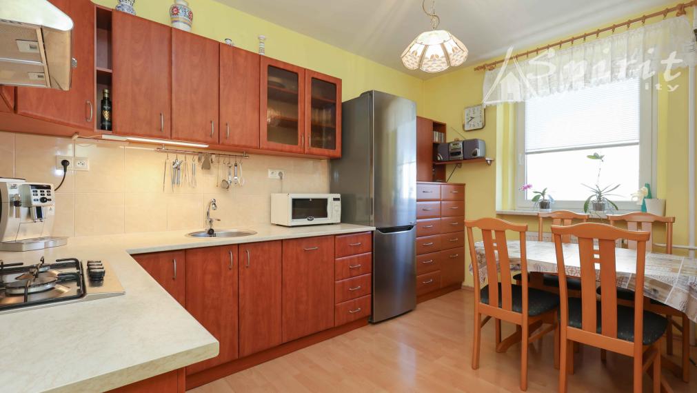 REZERVOVANÝ - Na predaj: priestranný 3-izbový byt s výhľadom do parku – Jégého ulica, Ružinov, BA, s garážovým státim