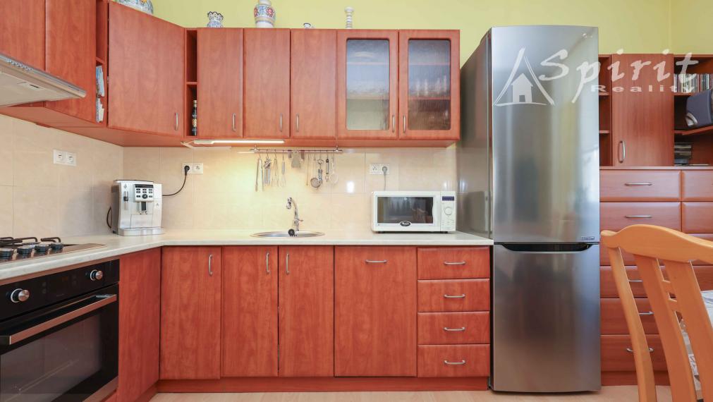 REZERVOVANÝ - Na predaj: priestranný 3-izbový byt s výhľadom do parku – Jégého ulica, Ružinov, BA, s garážovým státim