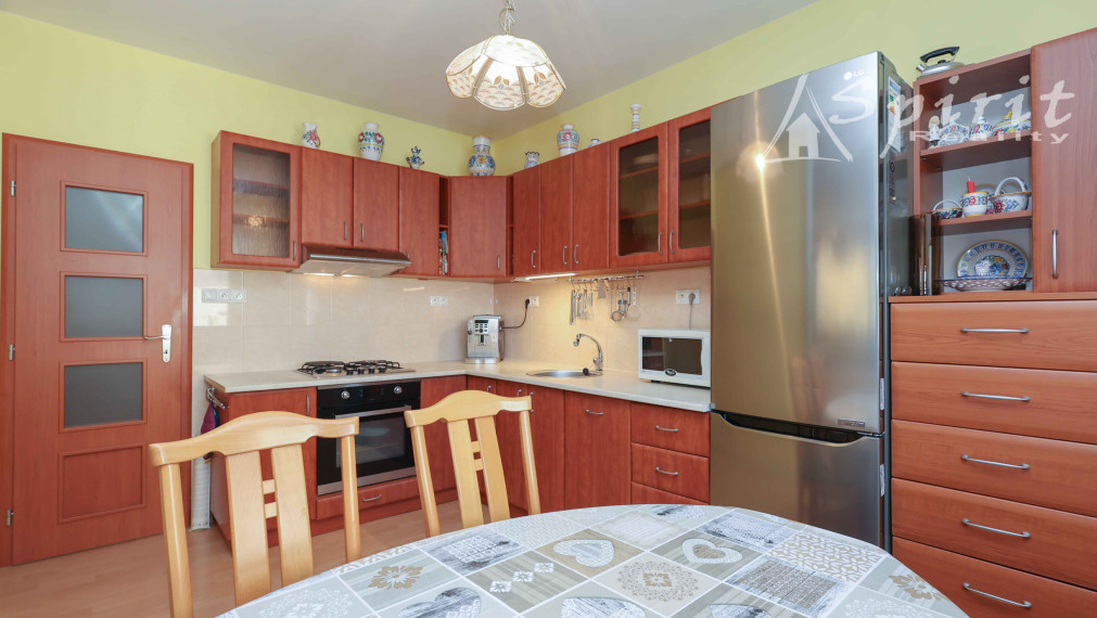 REZERVOVANÝ - Na predaj: priestranný 3-izbový byt s výhľadom do parku – Jégého ulica, Ružinov, BA, s garážovým státim