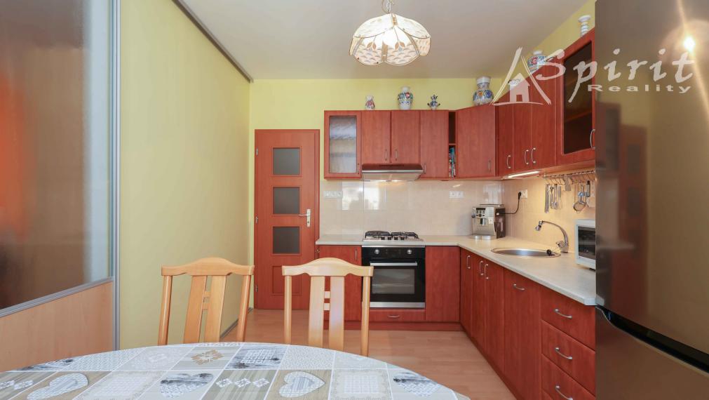 REZERVOVANÝ - Na predaj: priestranný 3-izbový byt s výhľadom do parku – Jégého ulica, Ružinov, BA, s garážovým státim