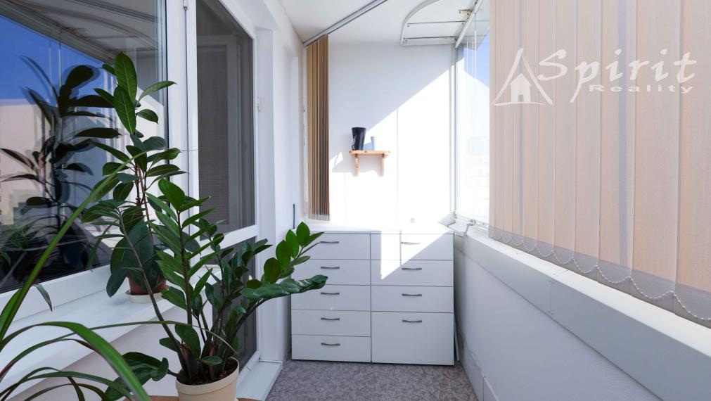 REZERVOVANÝ - Na predaj: priestranný 3-izbový byt s výhľadom do parku – Jégého ulica, Ružinov, BA, s garážovým státim