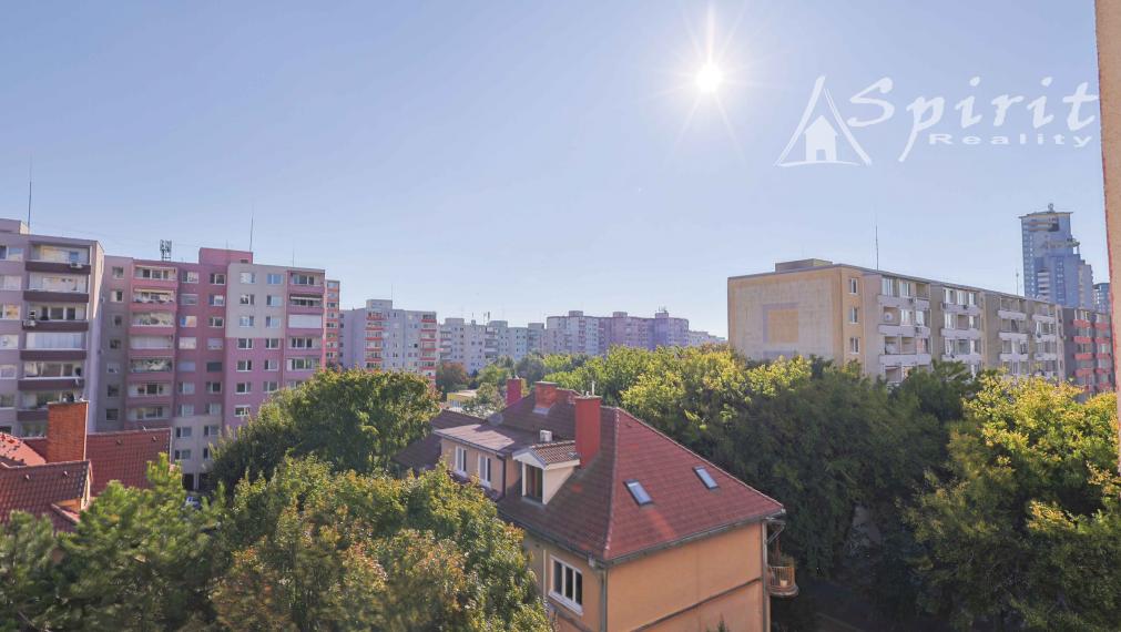 REZERVOVANÝ - Na predaj: priestranný 3-izbový byt s výhľadom do parku – Jégého ulica, Ružinov, BA, s garážovým státim